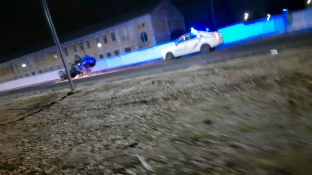 На Волині 16-річна дівчина знищила авто о бетонний паркан 