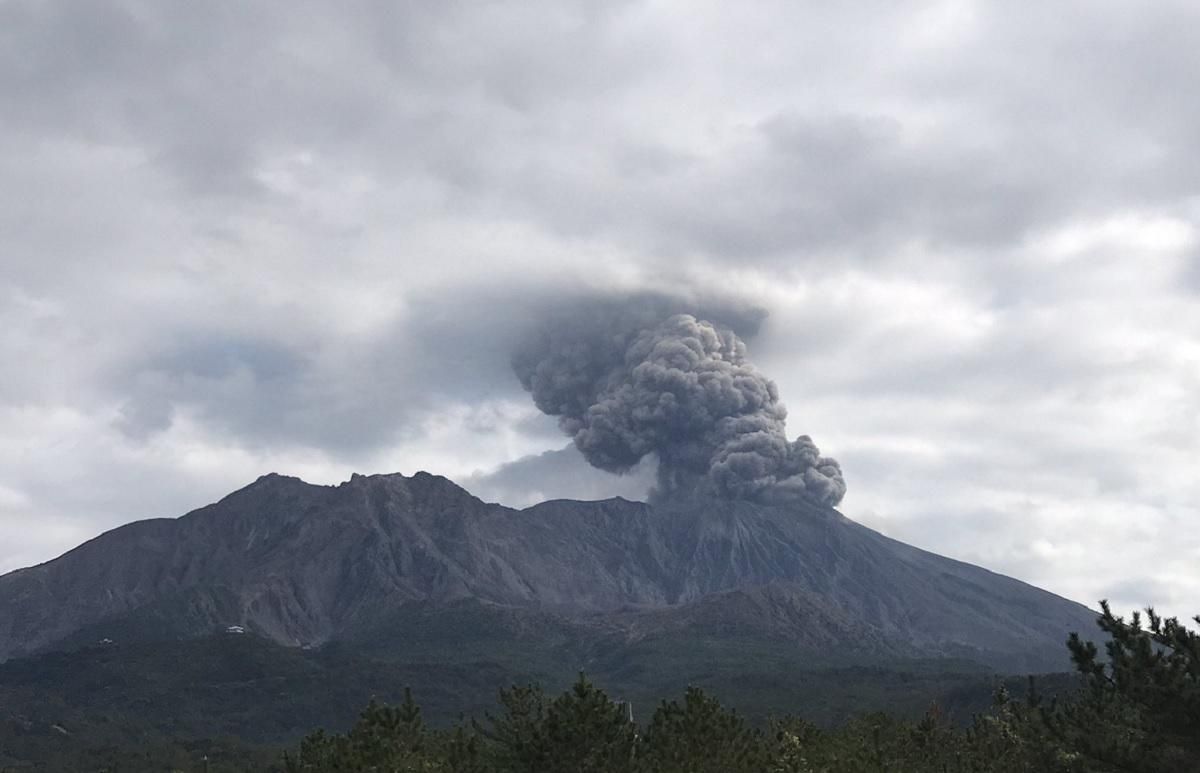 На японском вулкане Сакурадзима мощный взрыв: фото, видео