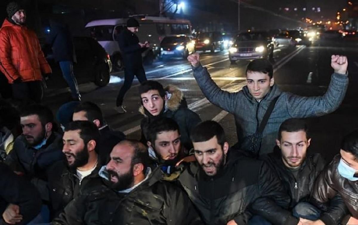 Протесты в Армении 3 декабря: что происходит в Ереване - фото, видео Протесты в Армении 3 декабря: что происходит в Ереване - фото, видео