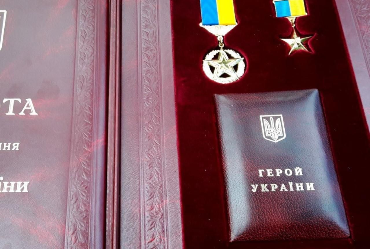 Зеленський присвоїв звання Героя загиблому бійцю Айдару Зеленський присвоїв звання Героя загиблому бійцю Айдару