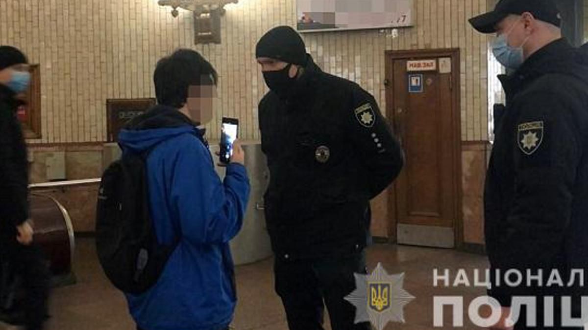 Сколько в Киеве оштрафовали людей за отсутствие маски в метро: цифры