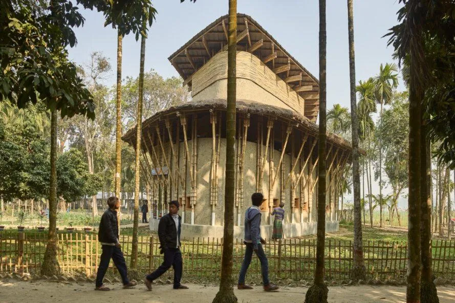 Місцеві жителі побудували стійку будівлі, використовуючи мул та бамбук / Фото Inhabit
