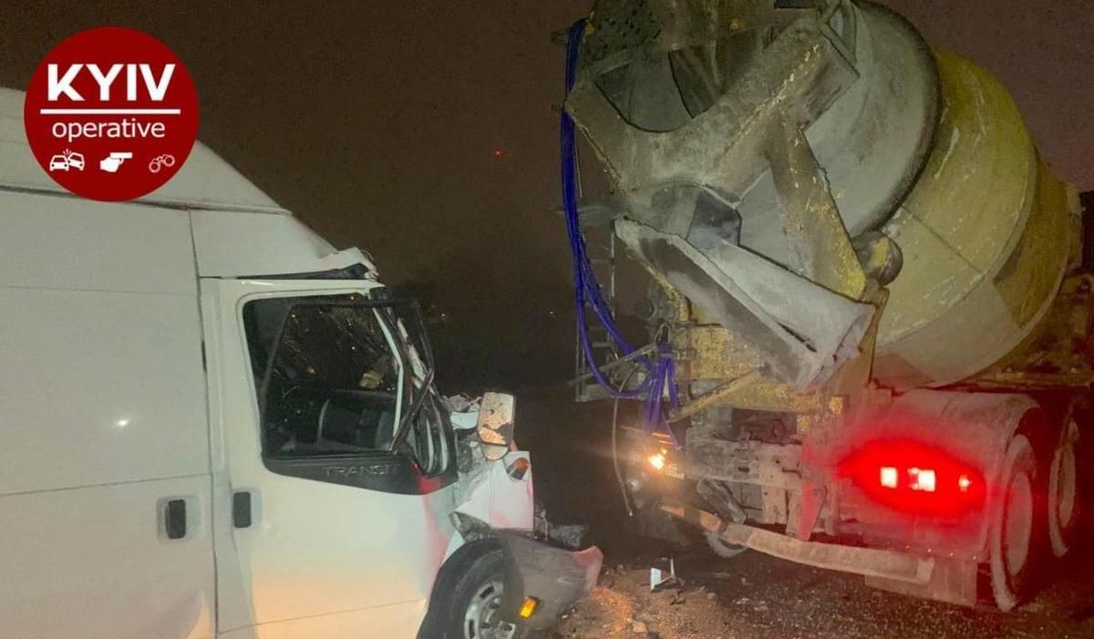 На Кольцевой дороге Киева микроавтобус влетел в бетономешалку На Кольцевой дороге Киева микроавтобус влетел в бетономешалку