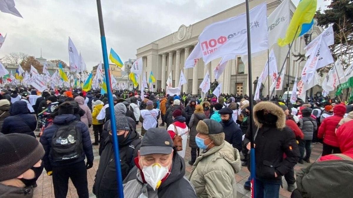ФОПы перекрыли движение в центре Киева, начались столкновения с копами ФОПы перекрыли движение в центре Киева, начались столкновения с копами