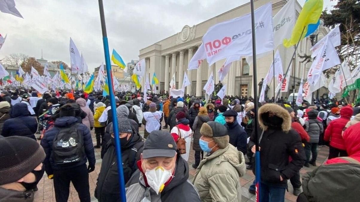 ФОПы перекрыли движение в центре Киева, начались столкновения с копами
