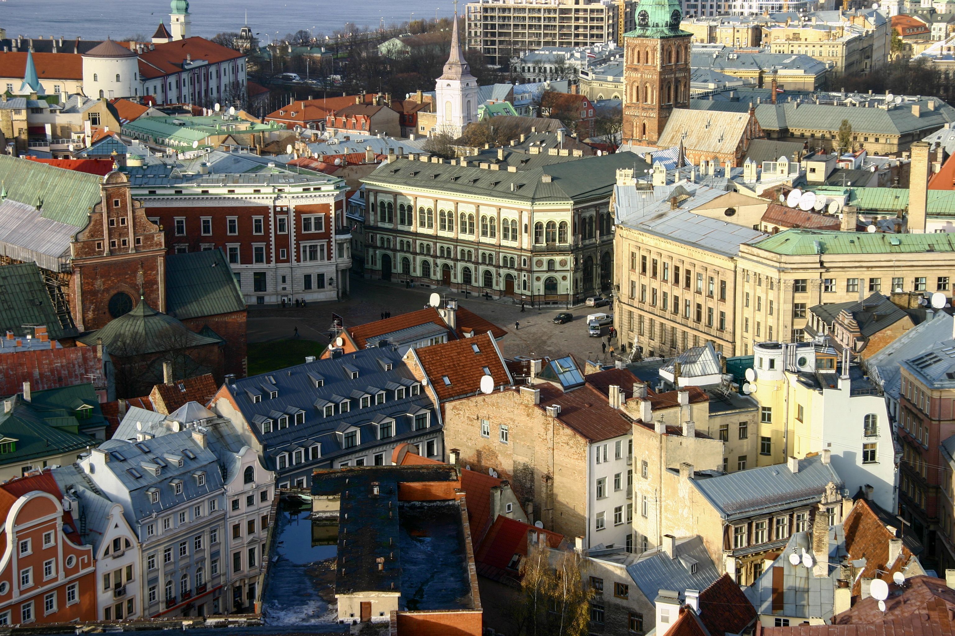 Латвія провела обшуки через порушення санкцій ЄС на підтримку України
