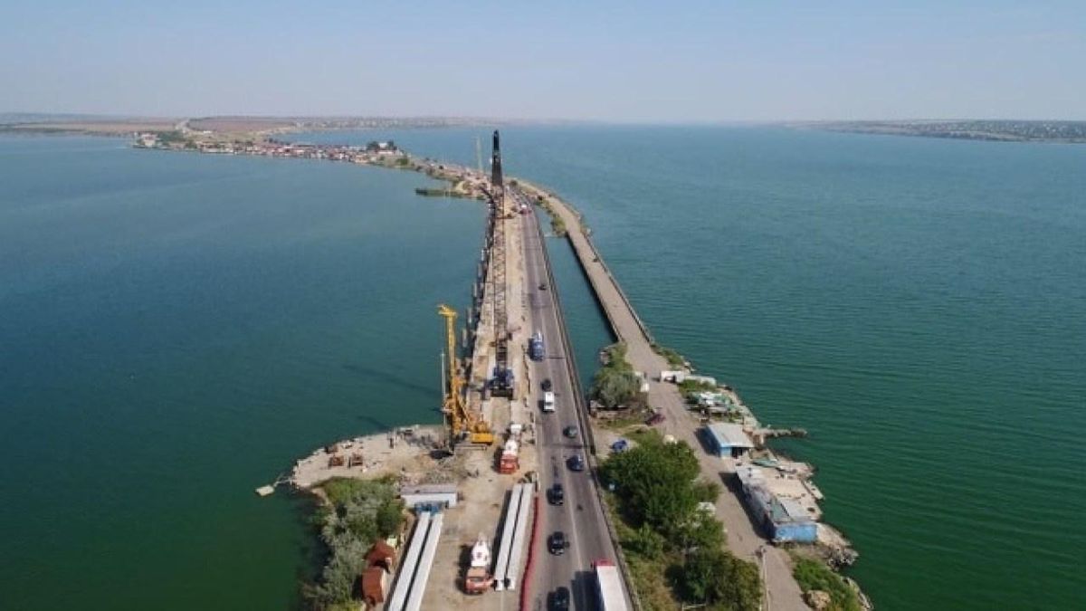 Під Одесою лиман покрився невідомою речовиною Під Одесою лиман покрився невідомою речовиною