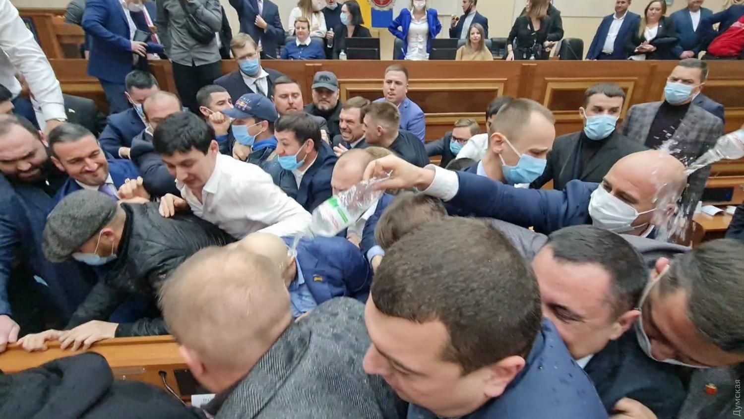 Сутички під час сесії Одеської облради: депутати блокують трибуну