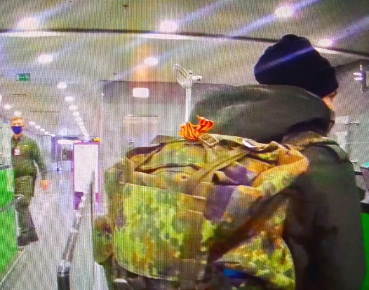 У Києві в аеропорту не пустили туристів з георгіївською стрічкою