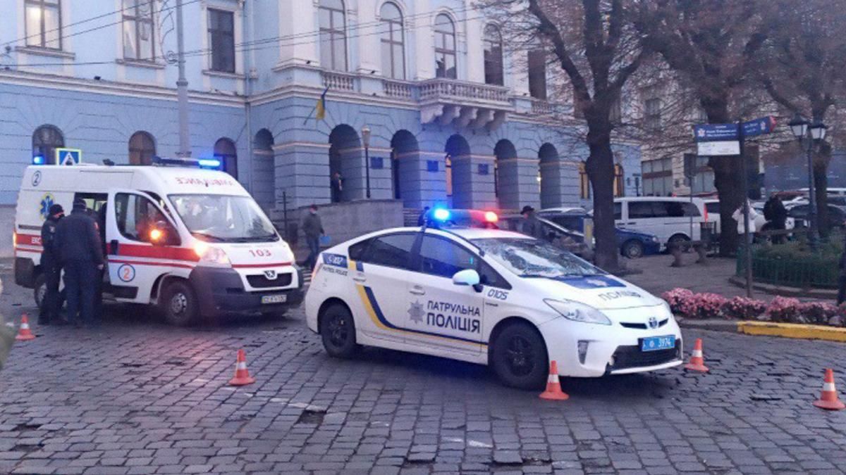 У центрі Чернівців копи збили жінку 04.12.2020 У центрі Чернівців копи збили жінку 04.12.2020