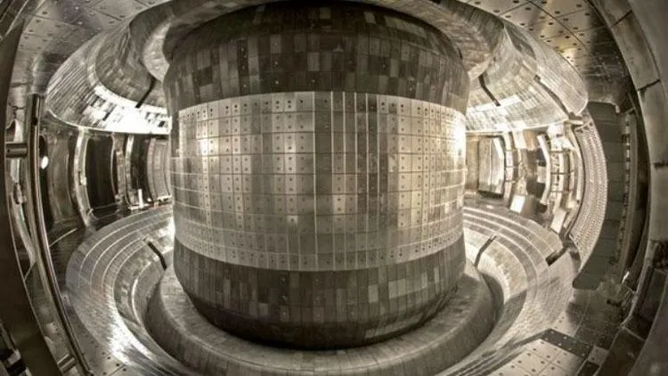 Experimental Advanced Superconducting Tokamak всередині