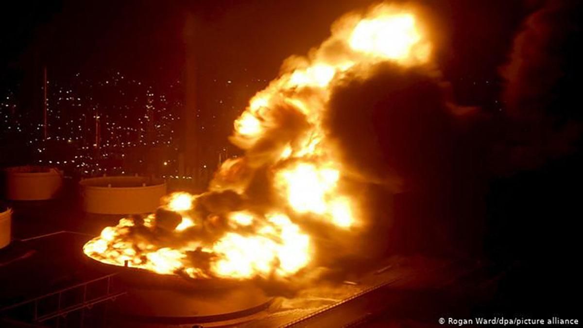 Потужний вибух на нафтовому заводі у Підвенній Африці – фото, відео