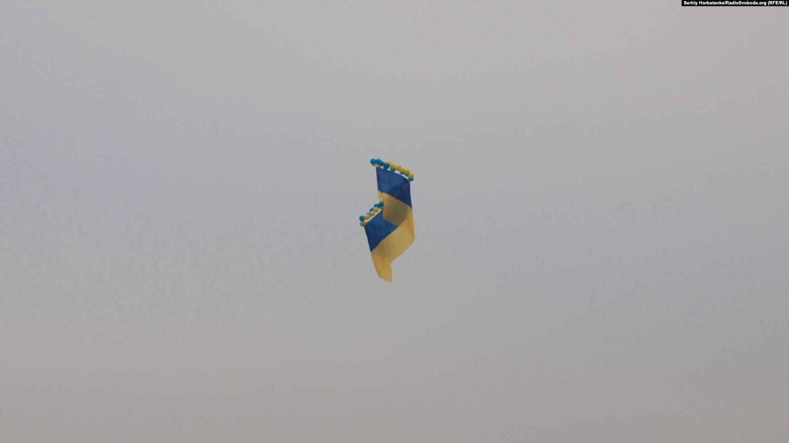 По случаю Дня ВСУ над оккупированным Крымом запустили 20-метровый флаг Украины и проукраинские листовки: фото и детали акции