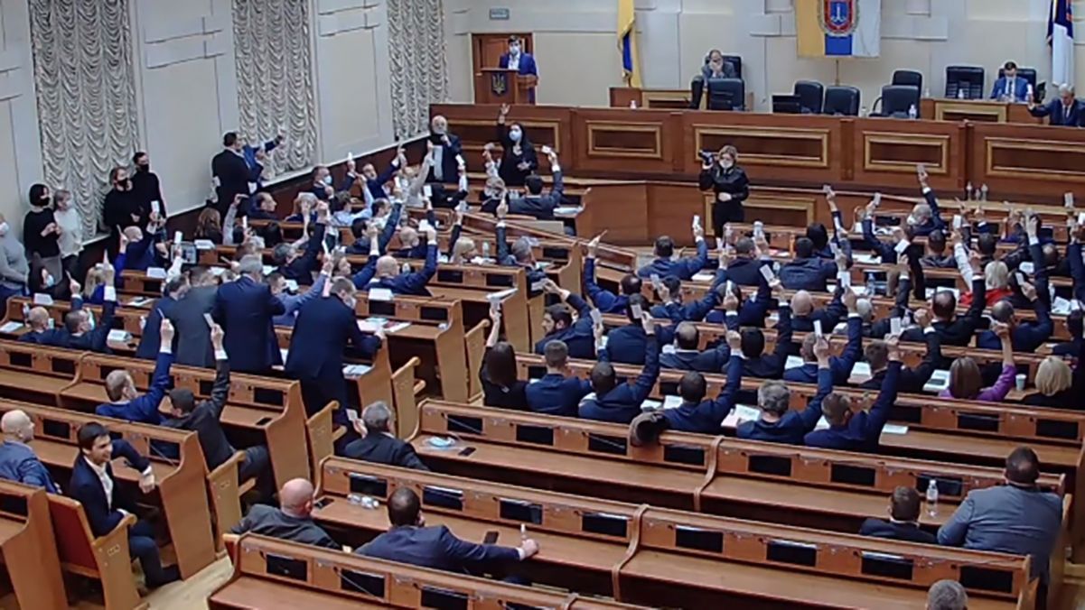 Після 12 годин заворушень Одеська облрада нарешті розпочала першу сесію: сталося це пізнього вечора 4 грудня 2020 Після 12 годин заворушень Одеська облрада нарешті розпочала першу сесію: сталося це пізнього вечора 4 грудня 2020
