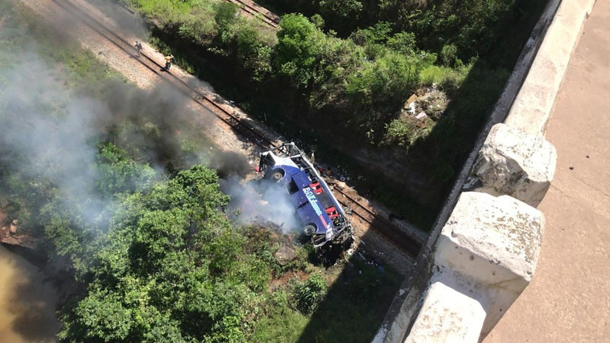 В Бразилии 04.12.2020 автобус слетел с моста: много погибших