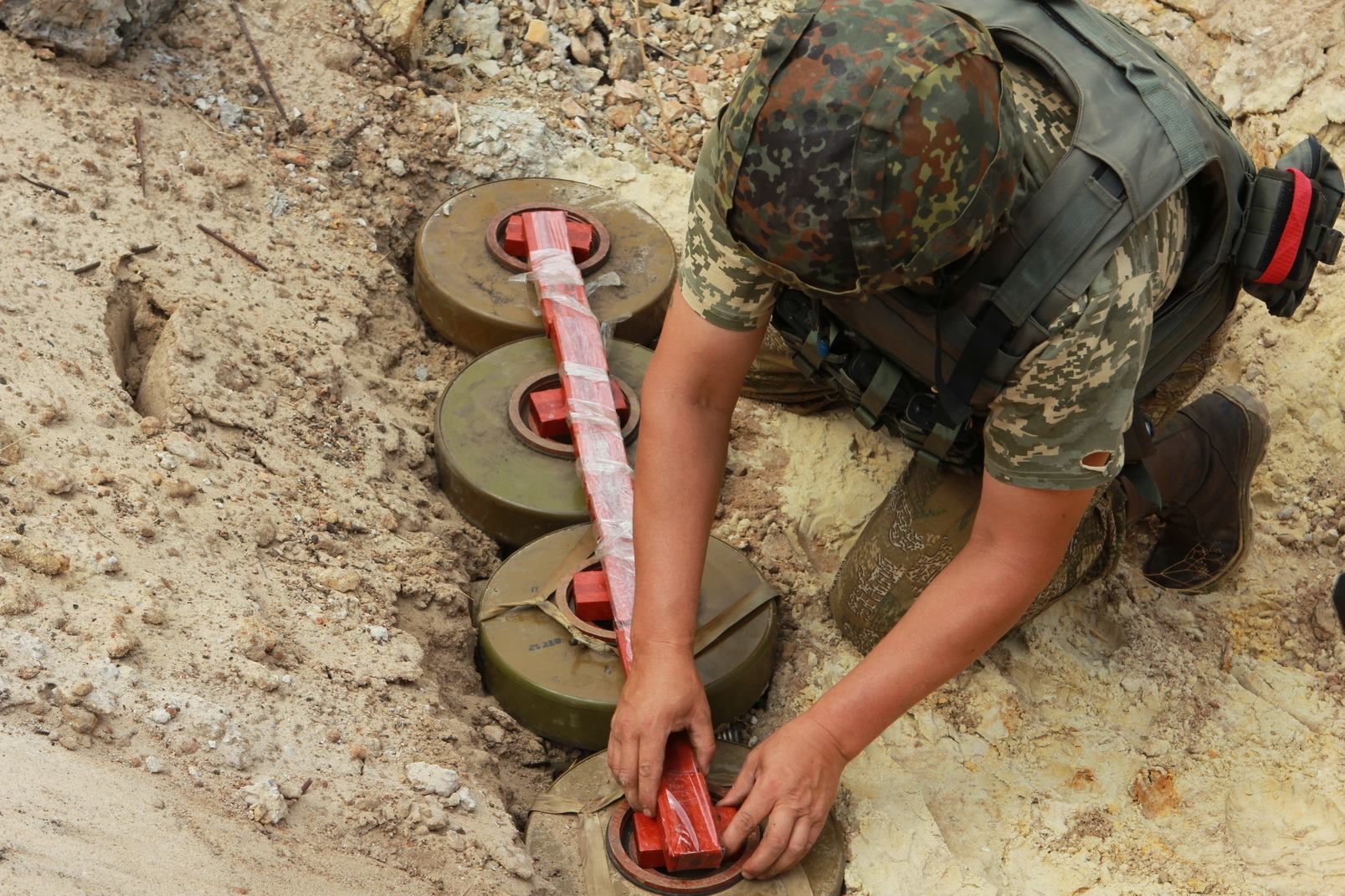 Саперам из США удалось разминировать более 160 гектаров на Донбассе Саперам из США удалось разминировать более 160 гектаров на Донбассе