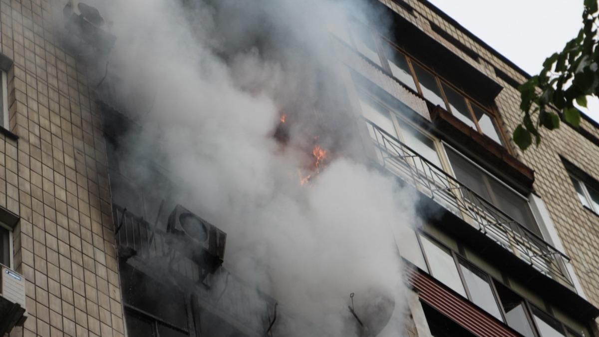 В Киеве горела многоэтажка: люди выпрыгивали из окон: видео