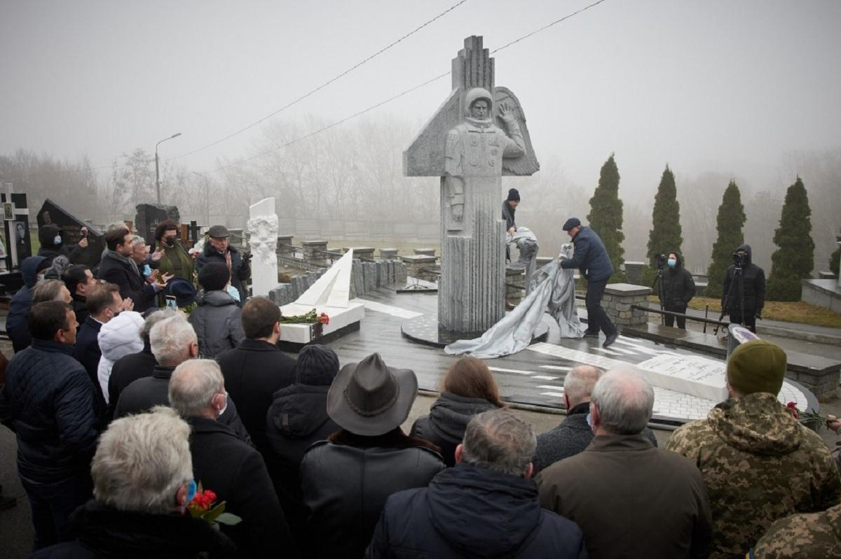 У Києві відкрили пам'ятник космонавту Каденюку: фото