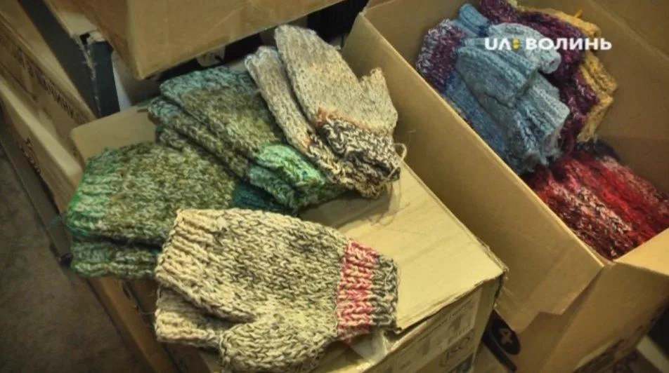 Валентина Мазурик в'яже рукавички для військових Валентина Мазурик в'яже рукавички для військових