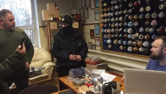Правоохоронці на фабриці Правоохоронці на фабриці