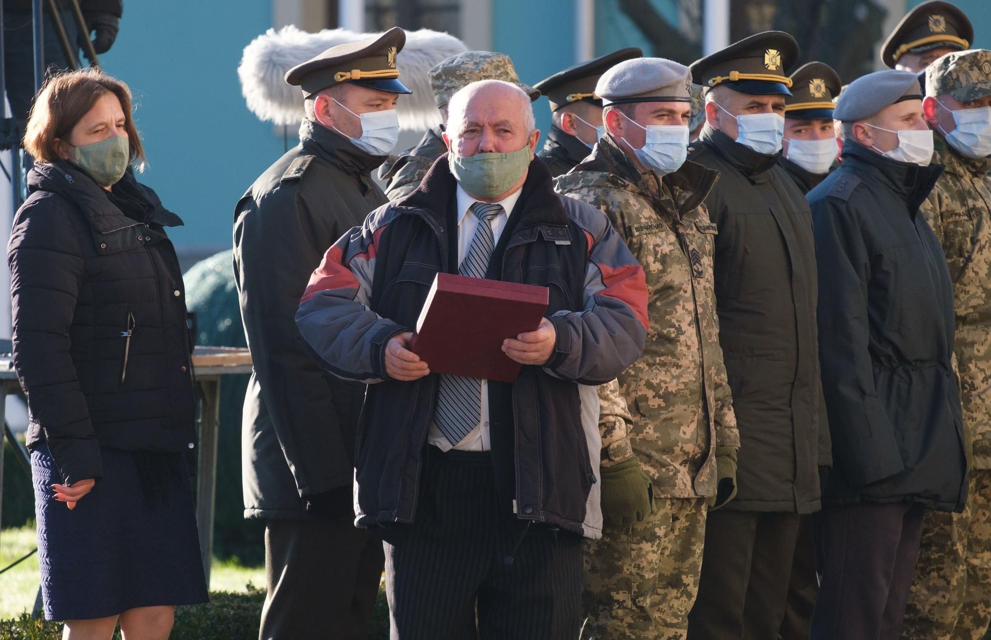 Зеленский вручил Золотую звезду Героя Украины отцу Игоря Филипчука Зеленский вручил Золотую звезду Героя Украины отцу Игоря Филипчука