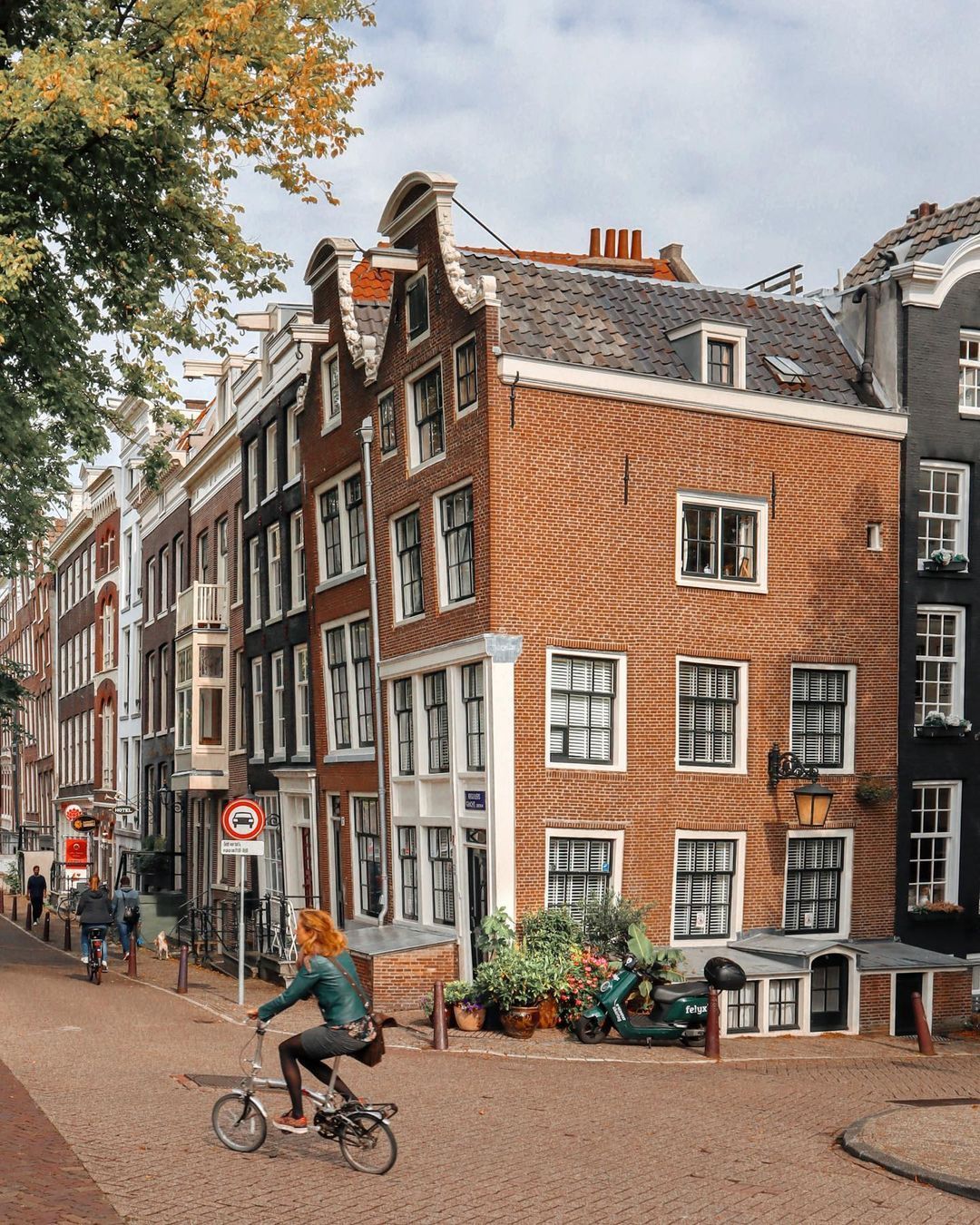 Нахилений вперед будинок: особливість Амстердамського будівництва  / Фото instagram Bodiek