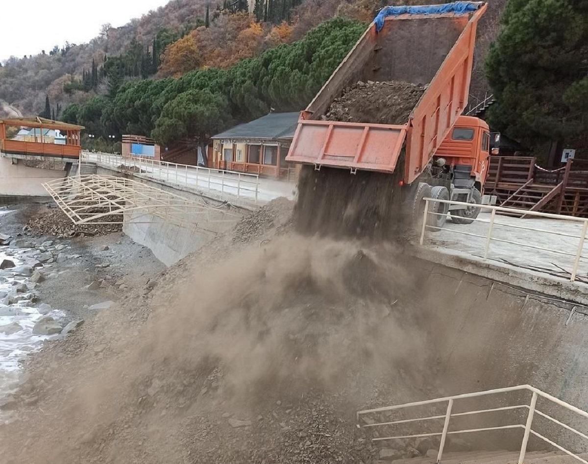 Окупанти перетворили популярний пляж під Алуштою у звалище: фото Окупанти перетворили популярний пляж під Алуштою у звалище: фото