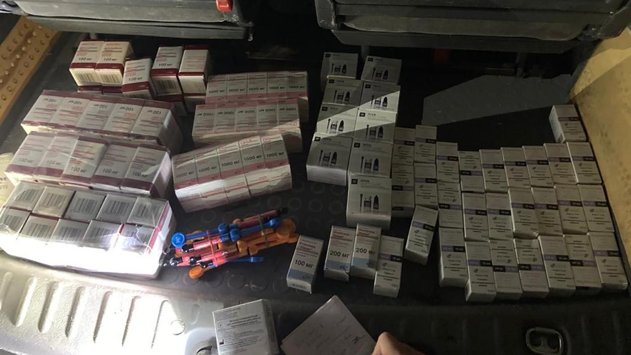 На кордоні з Росією затримали авто, набите медикаментами: фото На кордоні з Росією затримали авто, набите медикаментами: фото