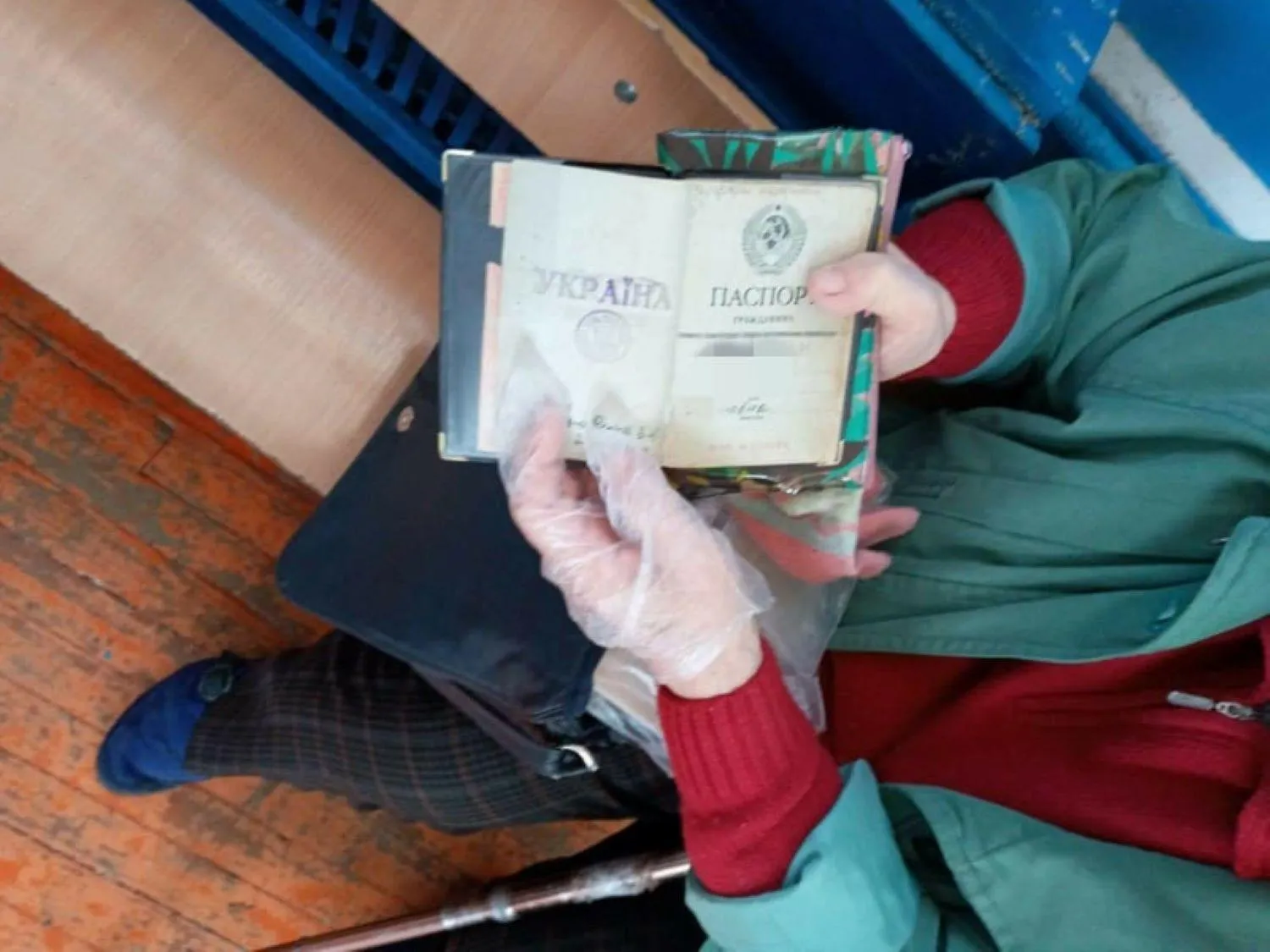 У Кривому Розі жінка прийшла на вибори з радянським паспортом