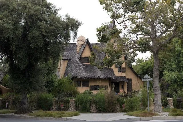 Будинок знаходиться за адресою: 516 North Walden Drive, Beverly Hills / Фото  LAist