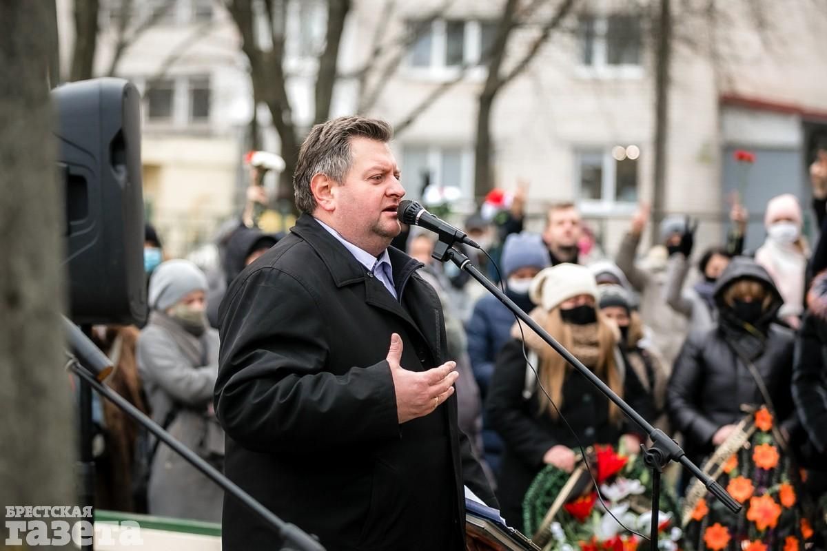 На похоронах активиста в Беларуси задержали ведущего церемонии Казака На похоронах активиста в Беларуси задержали ведущего церемонии Казака