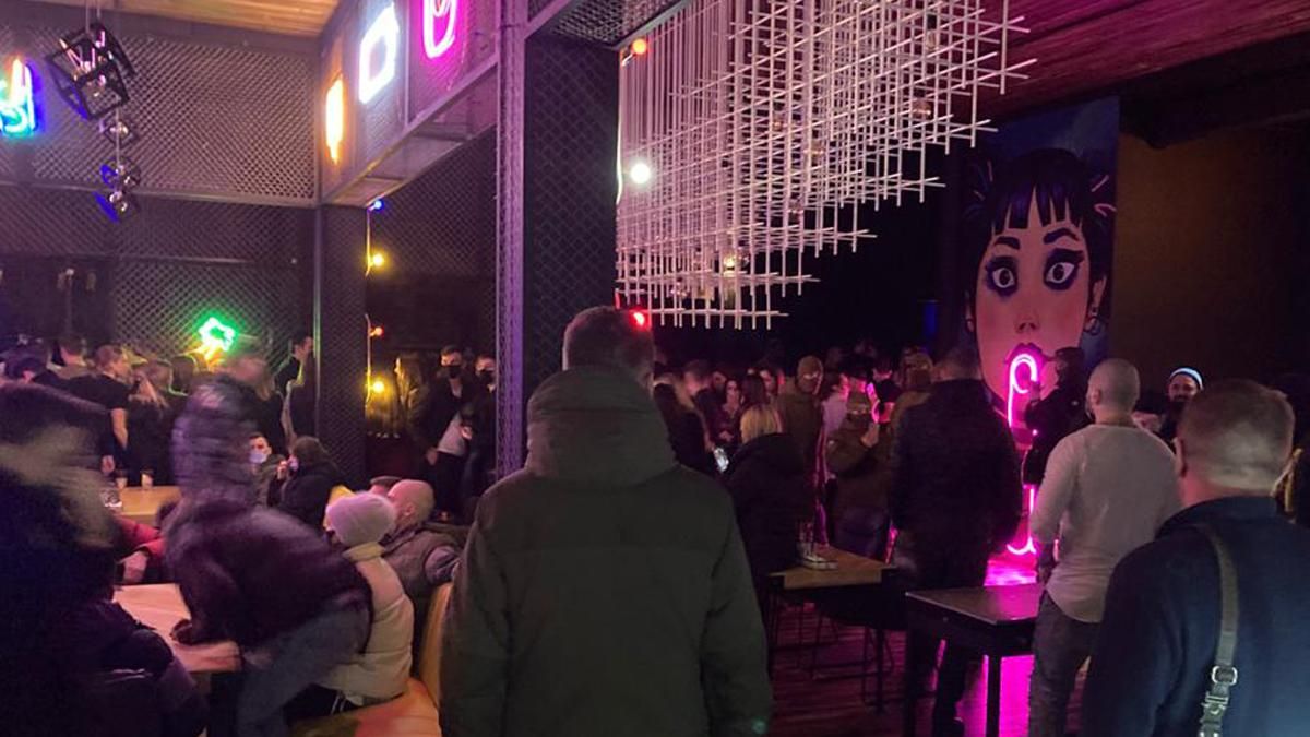 У Києві в нічному клубі попри заборону зібралось понад 500 гуляк