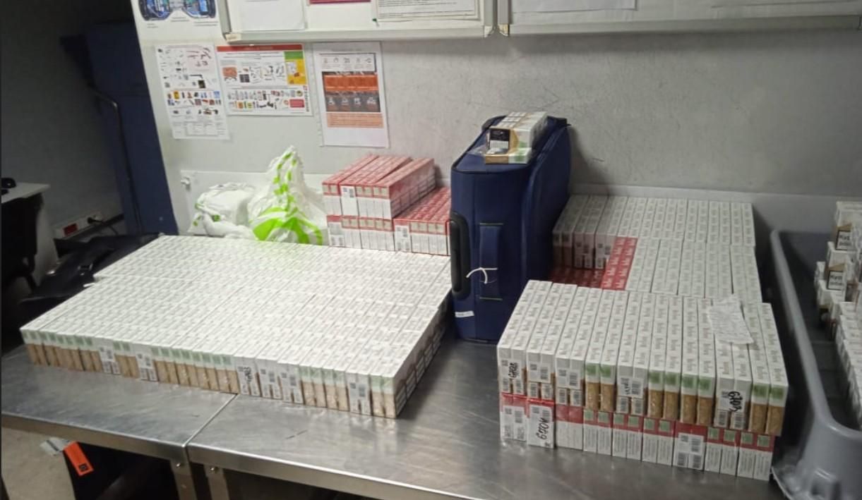 З Києва у Лондон британець віз контрабанду цигарок З Києва у Лондон британець віз контрабанду цигарок