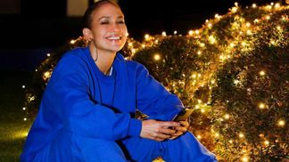 В синем костюме: Дженнифер Лопес позировала в ярком наряде на фоне новогодних декораций