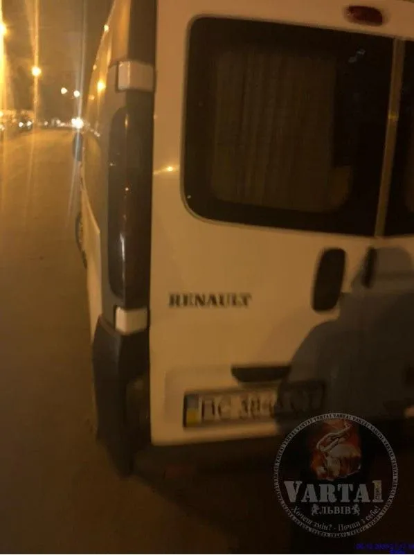 Внаслідок поривів вітру смітник влетів у 2 автівки Внаслідок поривів вітру смітник влетів у 2 автівки