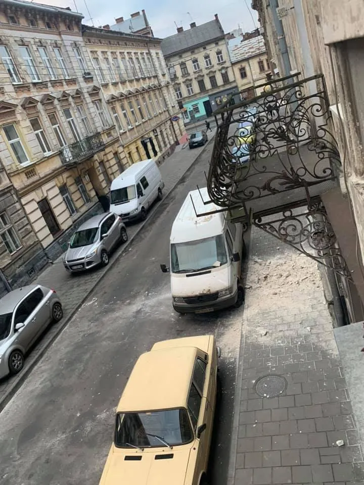 На вулиці Головацького обвалилась частина фасаду 