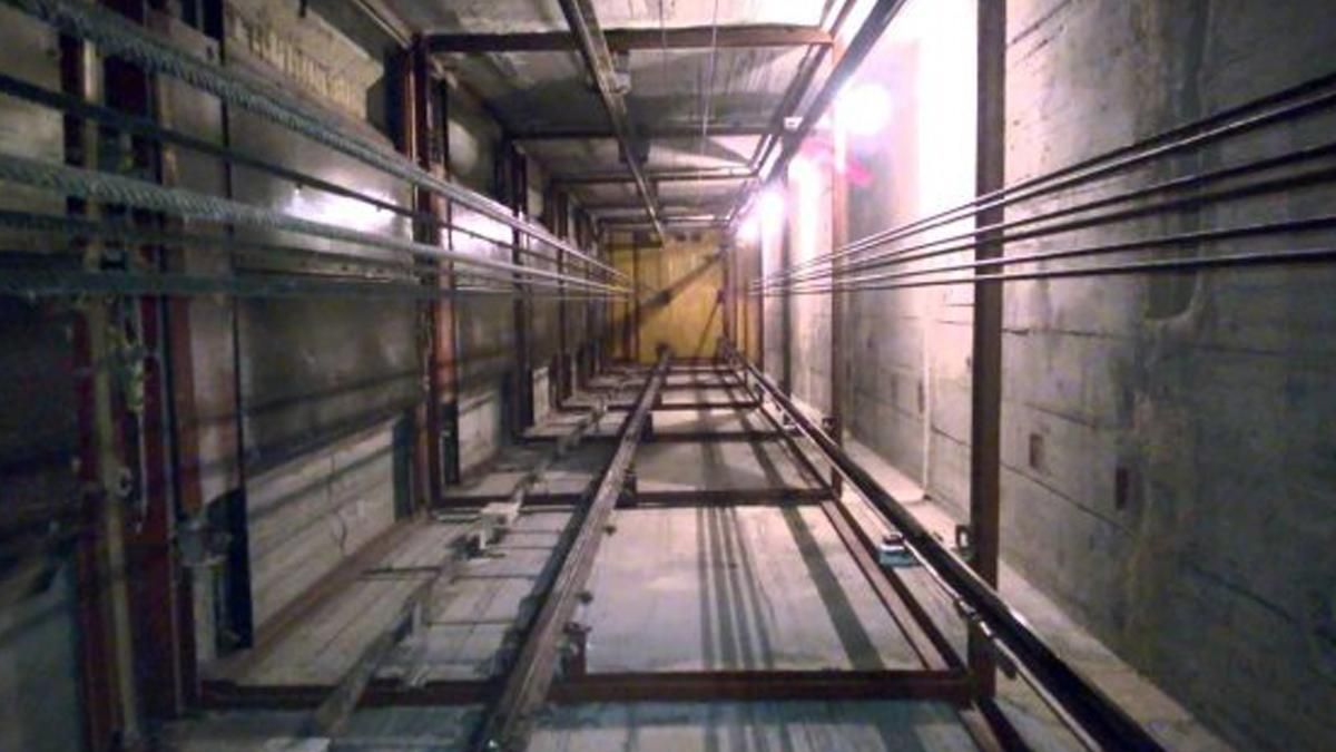 В Киеве в шахте лифта в новостройке нашли человека