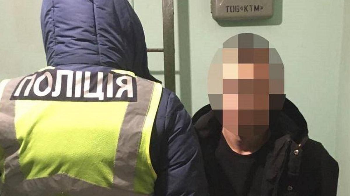 У Києві впіймали чоловіка, який вечорами грабував жінок