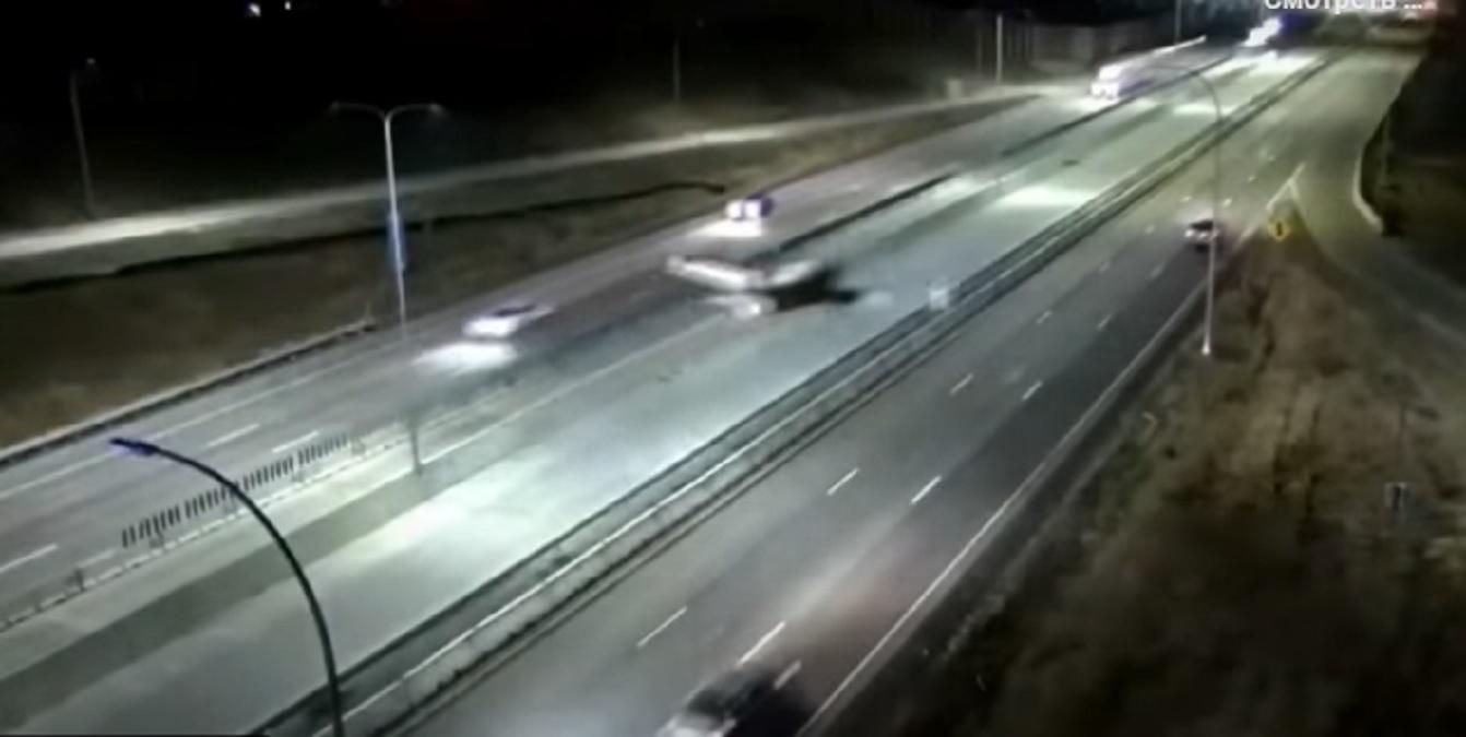 У США пілот посадив літак прямо на трасу: відео У США пілот посадив літак прямо на трасу: відео