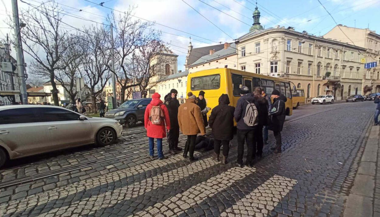 В центр Львова на пешеходном переходе маршрутка сбила пенсионерку фото