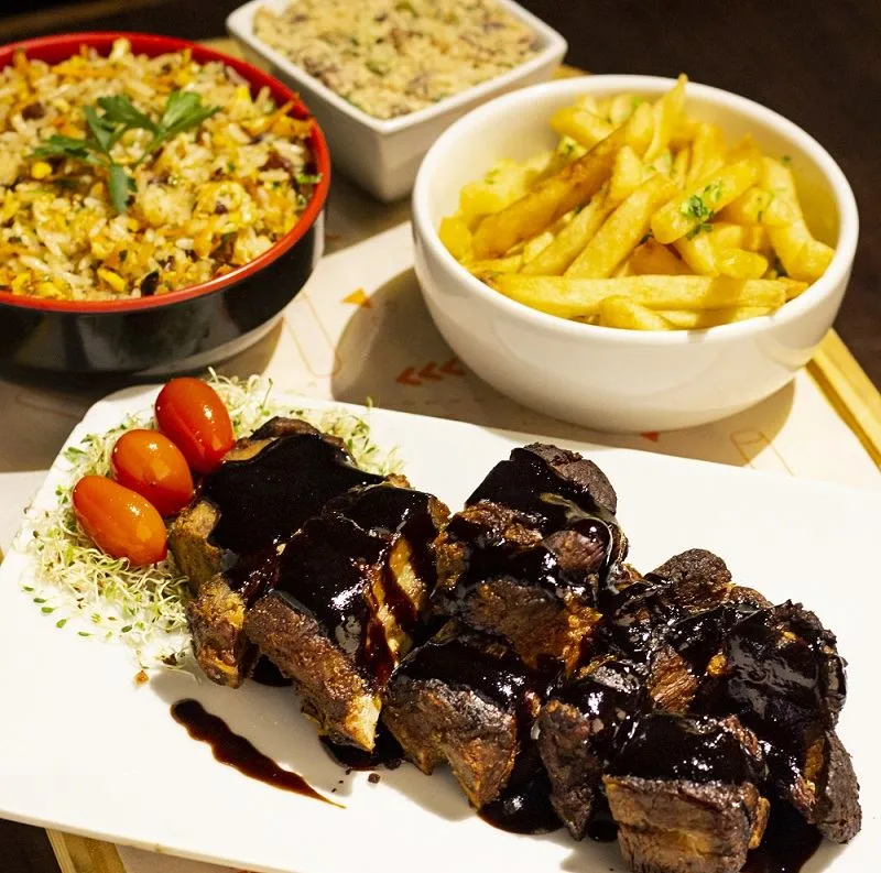 Жирне м'ясо з приправами та картопля-фрі - не найкраще рішення для закуски Жирне м'ясо з приправами та картопля-фрі - не найкраще рішення для закуски