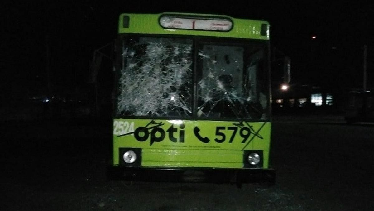 У Дніпрі підлітки пролізли до депо та розтрощили тролейбуси