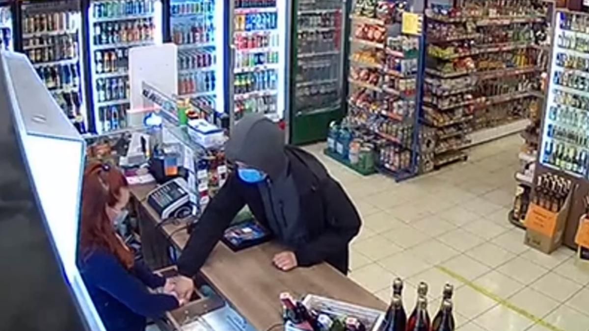 У Запоріжжі підлітки стріляли та намагалися пограбувати 3 магазини У Запоріжжі підлітки стріляли та намагалися пограбувати 3 магазини