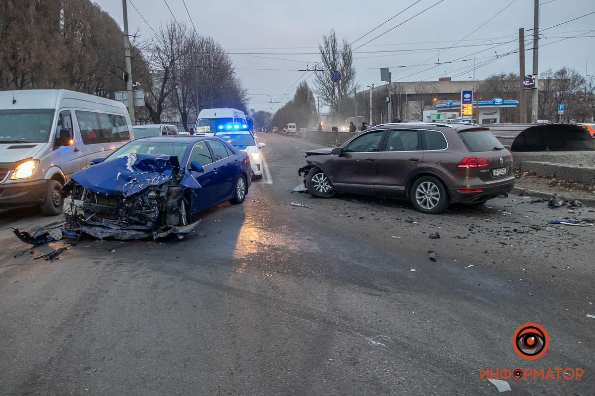 В Днепре столкнулись Volkswagen и Toyota: пострадали 3 человека