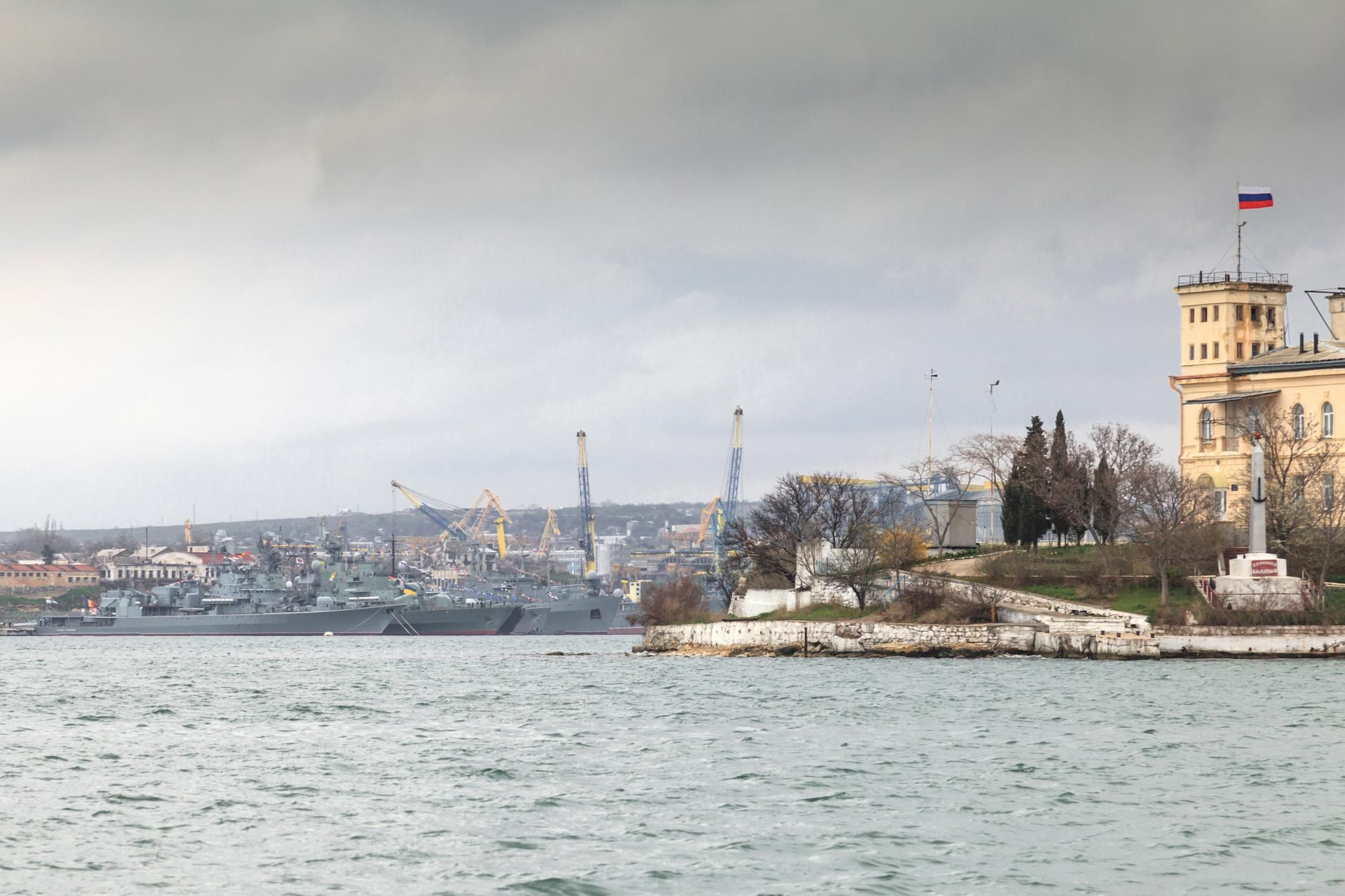 В Севастополе с Новым годом людей приветствуют Сталин и Ленин: фото В Севастополе с Новым годом людей приветствуют Сталин и Ленин: фото