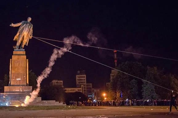 Пам'ятник Леніну в Харкові повалили з другої спроби