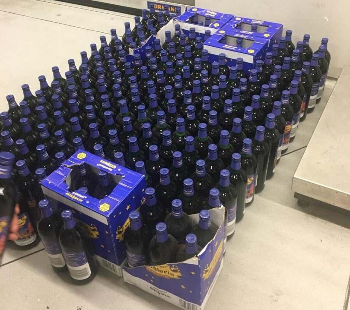 Готовился к праздникам: львовские таможенники изъяли 200 литров контрабандного вина - фото Готовился к праздникам: львовские таможенники изъяли 200 литров контрабандного вина - фото