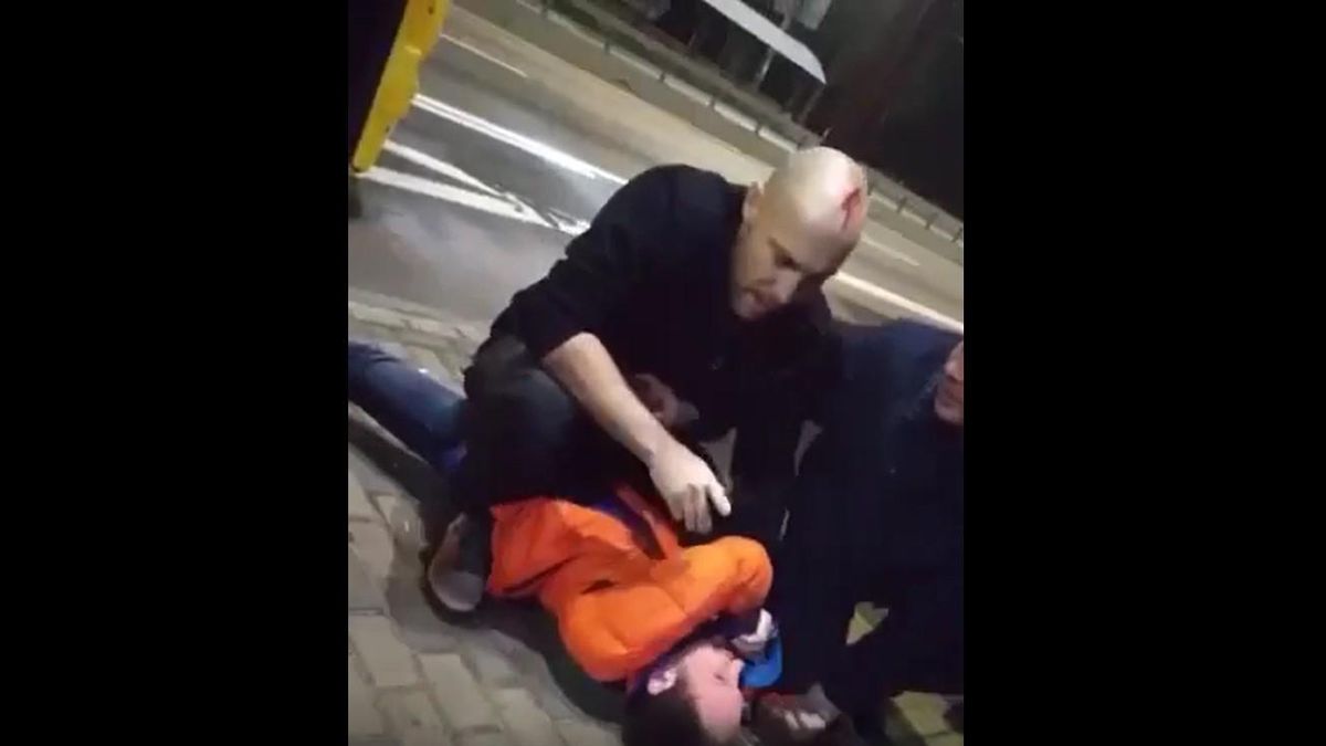 В Киеве пассажир напал на водителя троллейбуса и получил жесткий ответ В Киеве пассажир напал на водителя троллейбуса и получил жесткий ответ