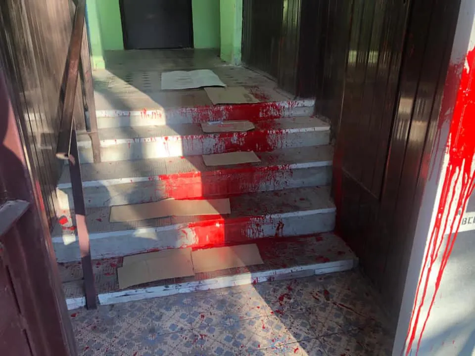 Обляпана підлога у під'їзді офісу ОПЗЖ