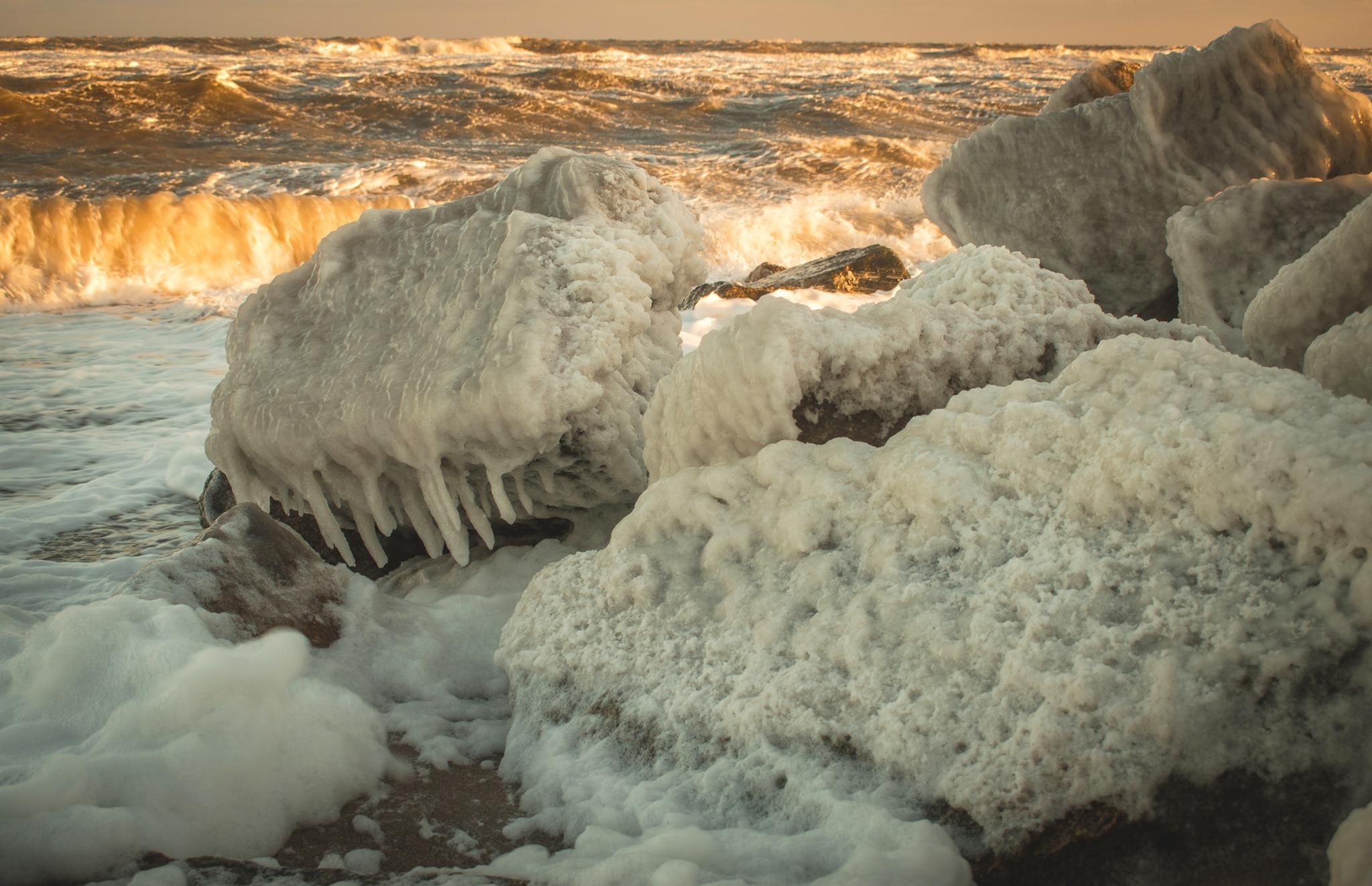 Кирилловку накрывают двухметровые волны, в Бердянске обледенел берег Кирилловку накрывают двухметровые волны, в Бердянске обледенел берег